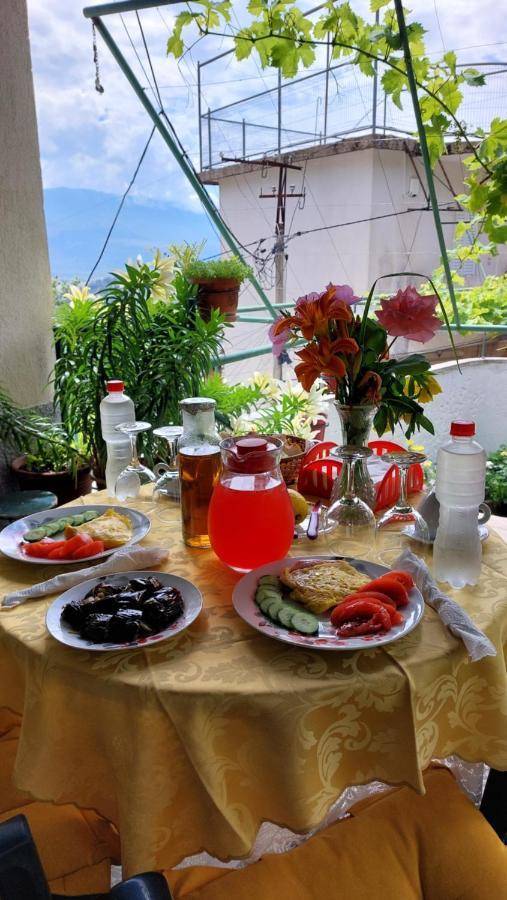 Relax Guesthouse Gjirokastër Exteriör bild